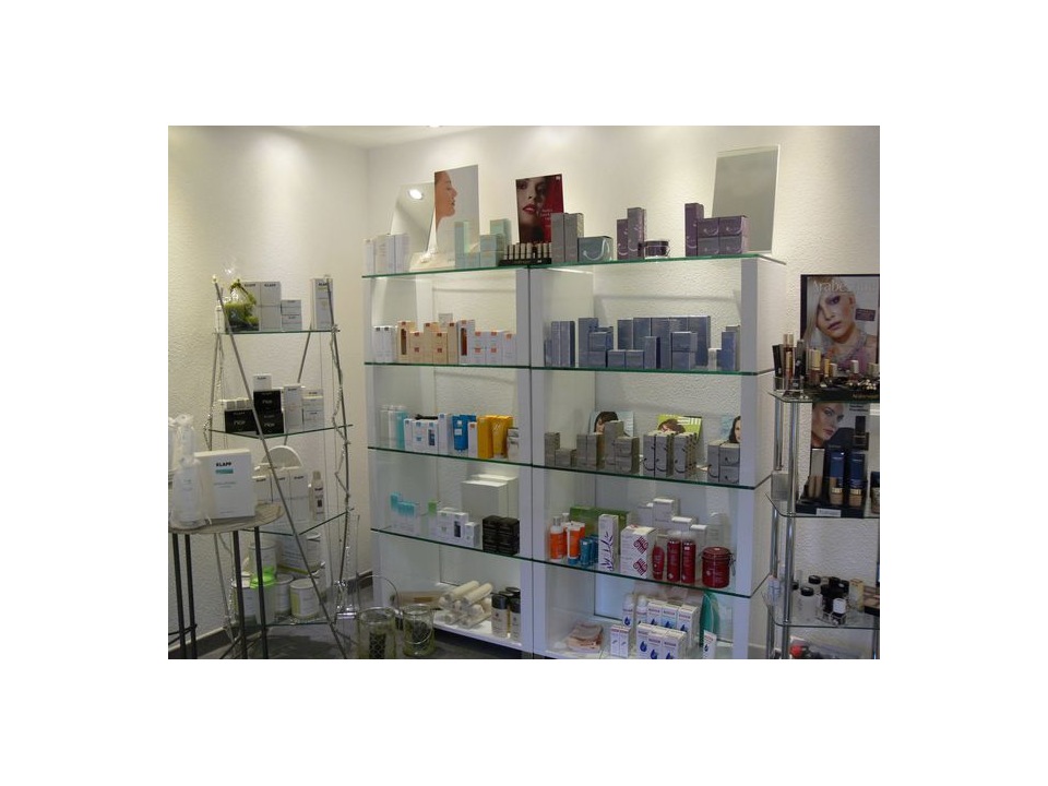 Produkte im Kosmetikstudio Amali